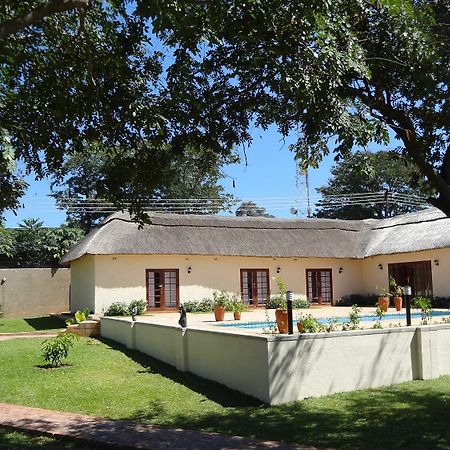Mandebele Lodge Victoria Falls Exterior photo