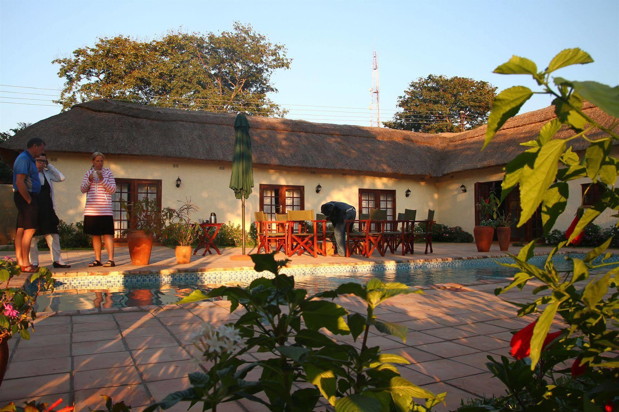 Mandebele Lodge Victoria Falls Exterior photo